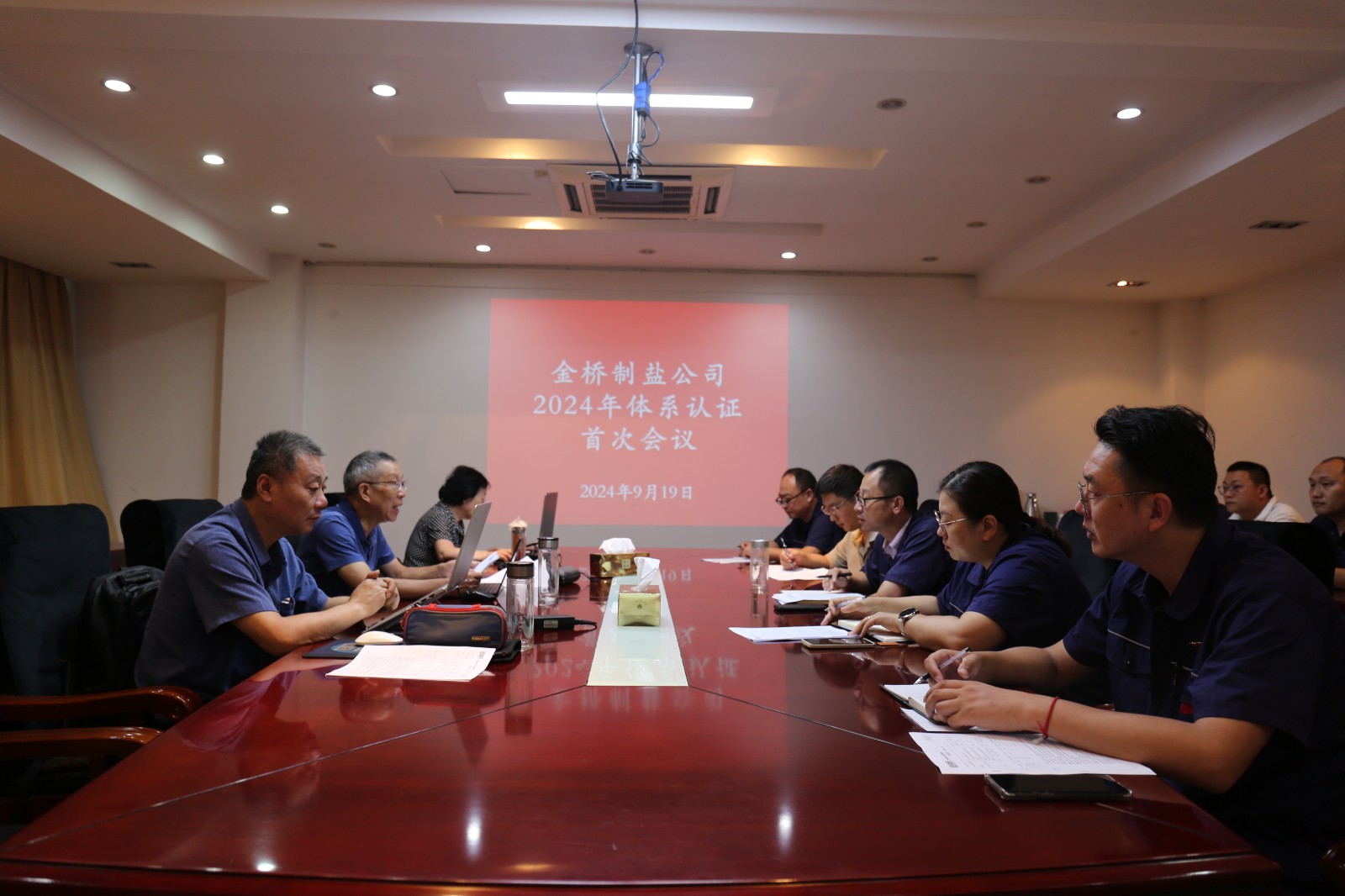 近日，金橋制鹽公司通過北京世標(biāo)認(rèn)證中心審核，給予食品安全管理體系、環(huán)境管理體系和職業(yè)健康安全管理體系認(rèn)證“保持認(rèn)證資格”的監(jiān)督審核結(jié)論，給予質(zhì)量管理體系認(rèn)證“再次注冊(cè)”的再認(rèn)證審核結(jié)論。通過審核，是對(duì)公司精細(xì)化管理成果的檢驗(yàn)，促進(jìn)公司內(nèi)控管理水平持續(xù)提升。（李曉月）