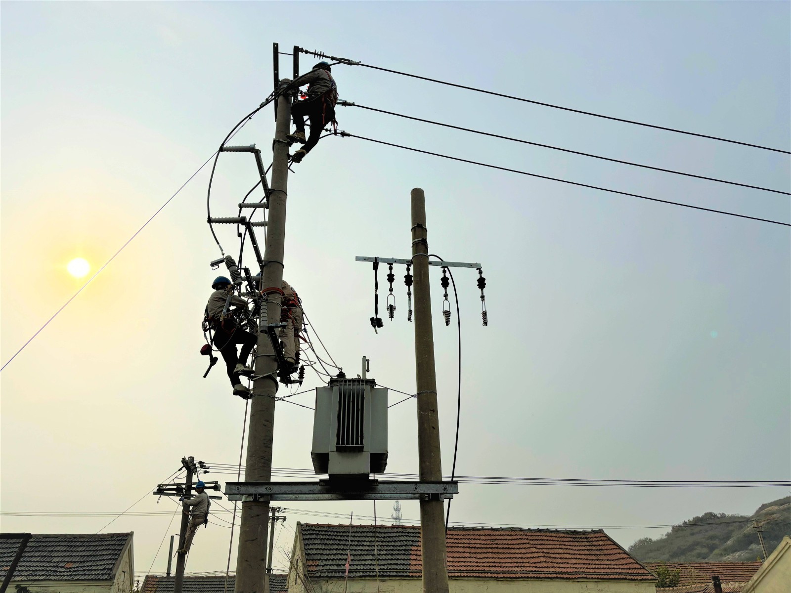 1700812631947004842.jpg 徐南供電所:配變?cè)鋈莞脑?居民用電無(wú)憂(1).jpg