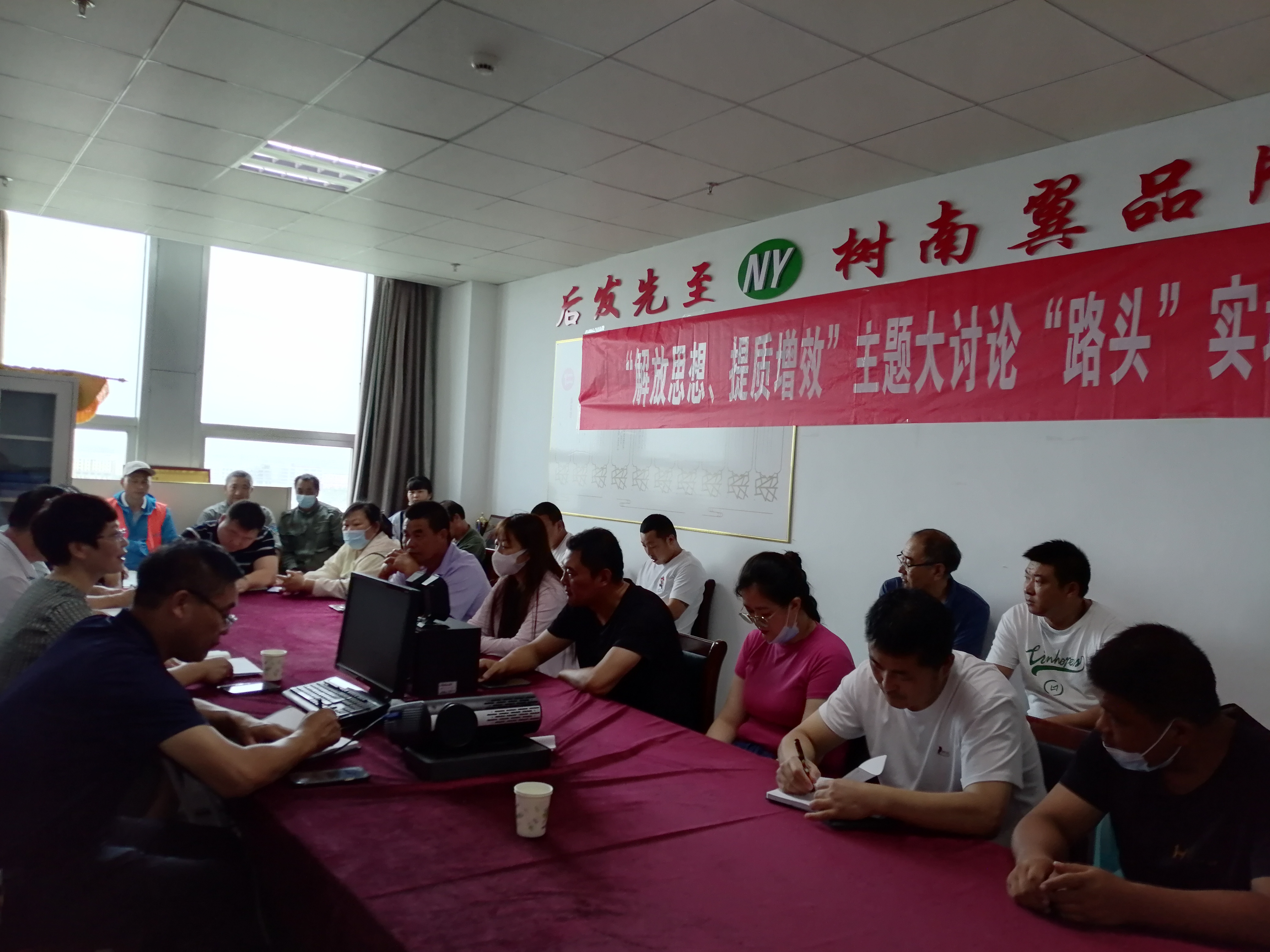 王宏在南翼調(diào)研講課.jpg 王宏在南翼調(diào)研講課.jpg